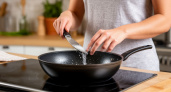 Пару горстей в воду - и сковородка сияет как новая: от жира и нагара не остается и следа